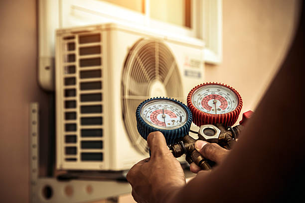 Professional Hvac technician working in Dover, FL